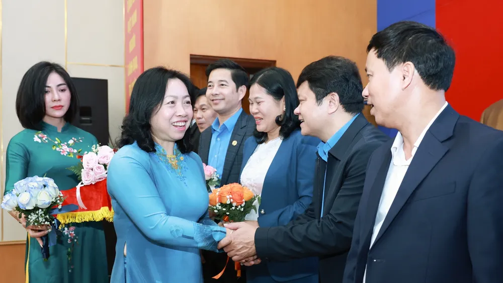 Bà Thái Thu Xương chúc mừng các đại biểu dự Hội nghị BCH Tổng Liên đoàn Lao động Việt Nam lần thứ 8 (tháng 12-2025). Ảnh: HẢI NGUYỄN