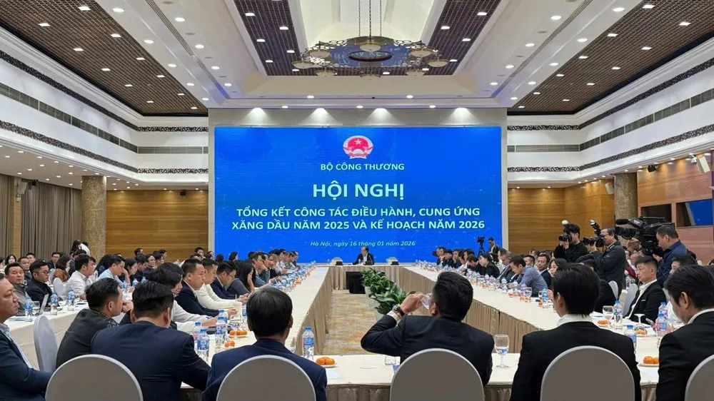 Giá xăng dầu giảm hơn 17%, nguồn cung đạt 28,6 triệu tấn