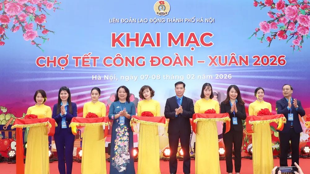 Hà Nội trao hàng ngàn phiếu mua hàng, suất quà tại chợ tết công đoàn