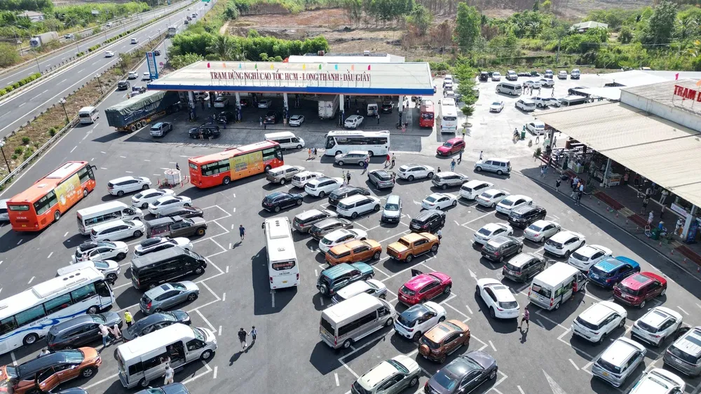 Đảm bảo nguồn xăng dầu trên đường cao tốc TPHCM - Long Thành - Dầu Giây