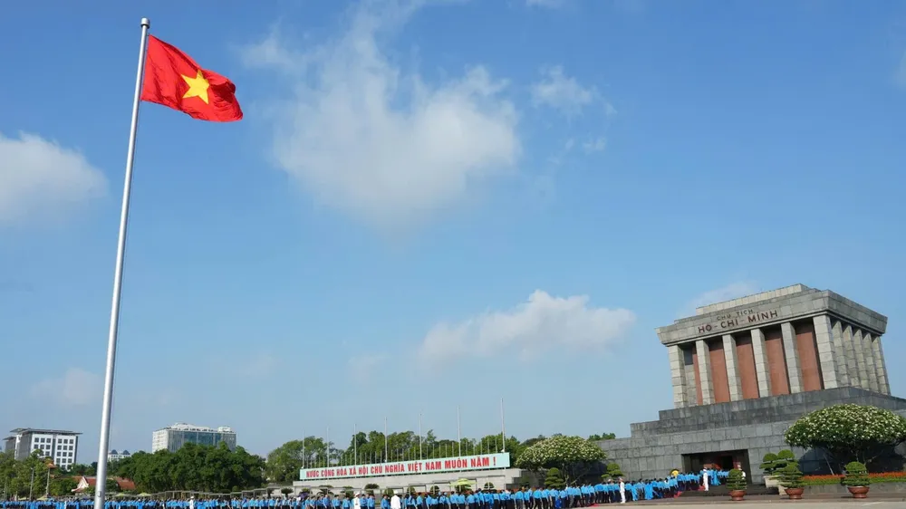 Đoàn đại biểu dự Đại hội XIV Công đoàn Việt Nam vào Lăng viếng Chủ tịch Hồ Chí Minh