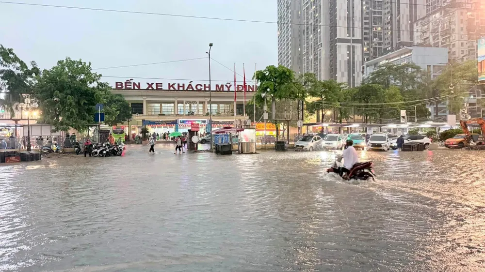 Hà Nội mưa lớn giờ tan tầm, nhiều nơi ngập nặng