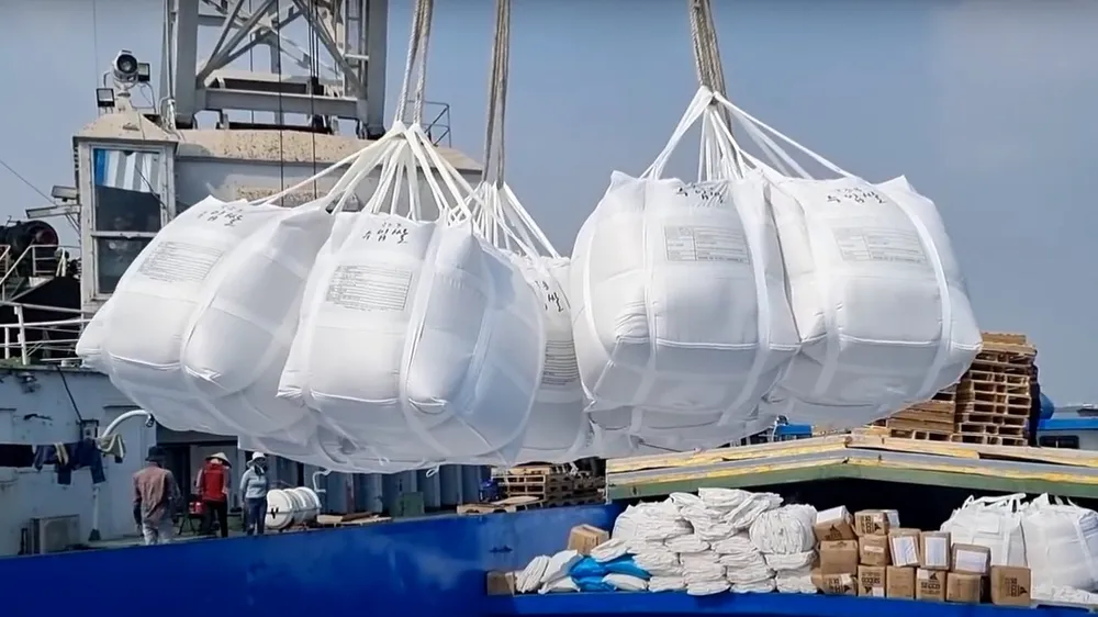Gạo Việt Nam được đưa lên tàu xuất khẩu từ TPHCM. Ảnh: THANH SƠN