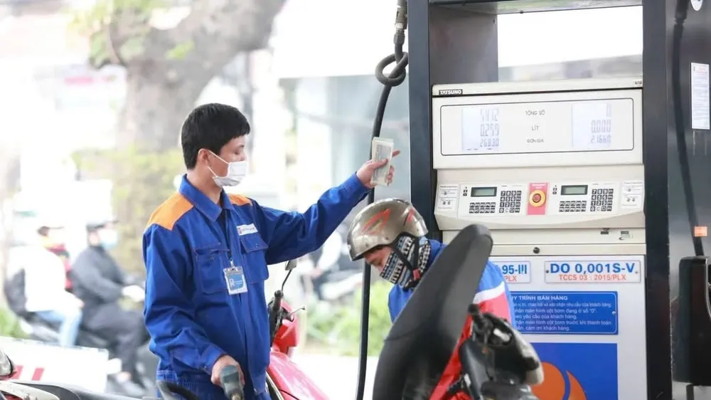 Giá xăng tăng nhẹ, dầu diesel giảm từ 15 giờ ngày 1-10 