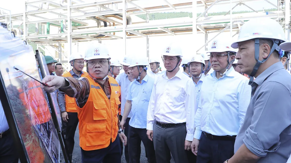 Bộ trưởng Bộ Công thương Lê Mạnh Hùng cùng đoàn công tác kiểm tra các dự án tại Trung tâm Điện lực Quảng Trạch sáng 4-10. Ảnh: EVN