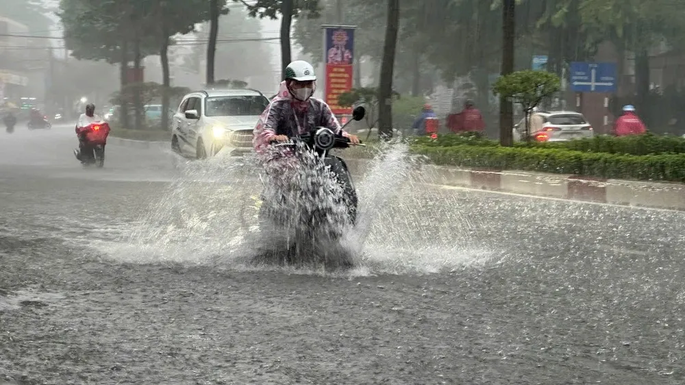 Mưa lớn chiều 8-10 khiến đường Nguyễn Ái Quốc, phường Trấn Biên, TP Đồng Nai bị ngập. Ảnh: NÔNG NGÂN