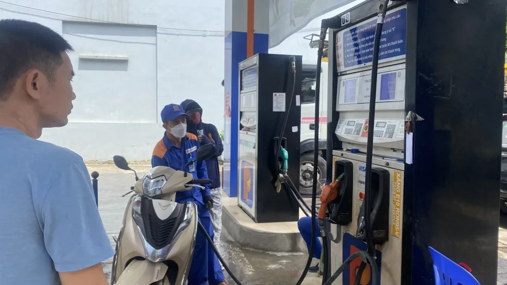 14 thương nhân đầu mối xăng dầu giảm giá bán thêm 300-350 đồng/lít, kg 