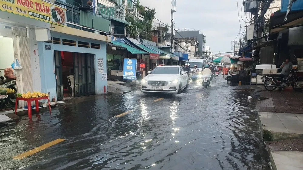 Chiều nay, 27-10, triều cường tại TPHCM tiếp tục vượt mức báo động 3