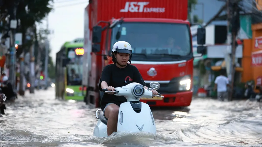 Ngập trên đường Phạm Hữu Lầu (phường Tân Mỹ, TPHCM), chiều 11-10. Ảnh: KIÊN CƯỜNG
