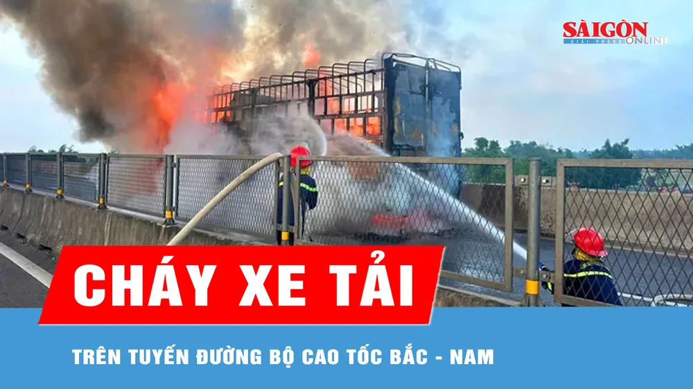 Xe tải bốc cháy dữ dội trên cao tốc ở Hà Tĩnh 