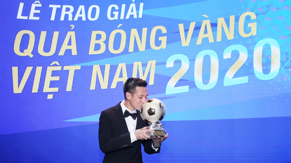 Văn Quyết hạnh phúc với danh hiệu Quả bóng vàng 2020.