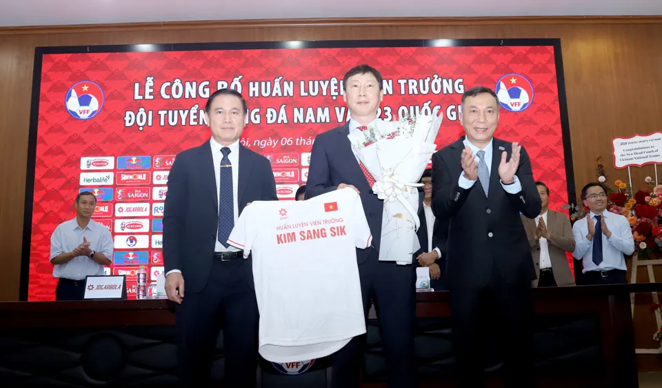 Thách thức cho tân HLV Kim Sang-sik: Khó mà dễ