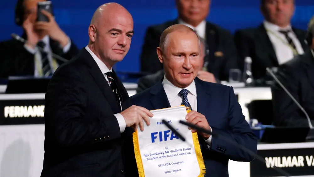 Chủ tịch FIFA muốn gỡ lệnh cấm bóng đá Nga