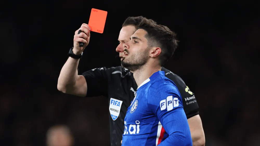 Chelsea chơi hay nhưng không tiến xa vì nhận nhiều thẻ 