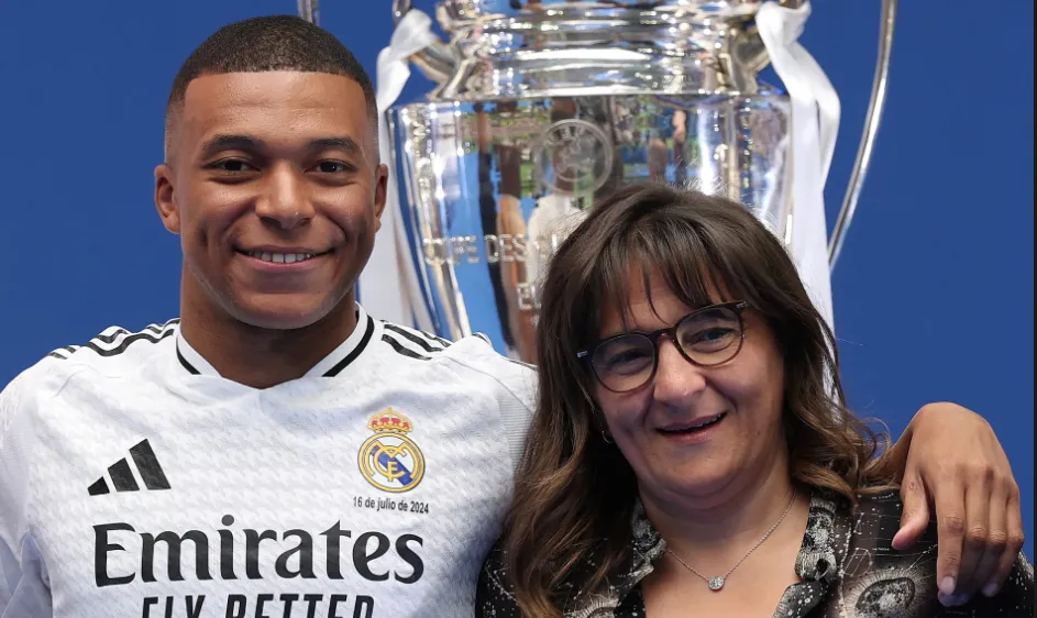 Kylian Mbappé cùng mẹ, Fayza, trong buổi ra mắt Real Madrid