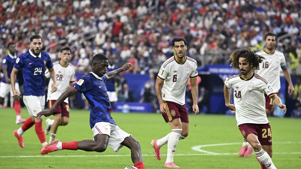 Dembele nỗ lực tìm cách xuyên qua hàng phòng ngự kín kẽ của Tây Ban Nha. Ảnh: THX