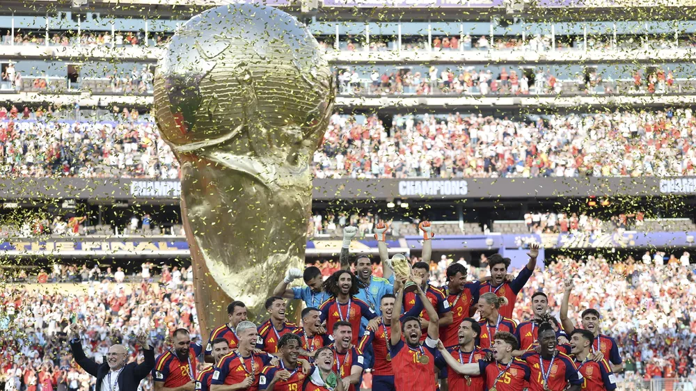 Ông Fuetes (trái) cùng Tây Ban Nha vô địch World Cup 2026 Ảnh THX