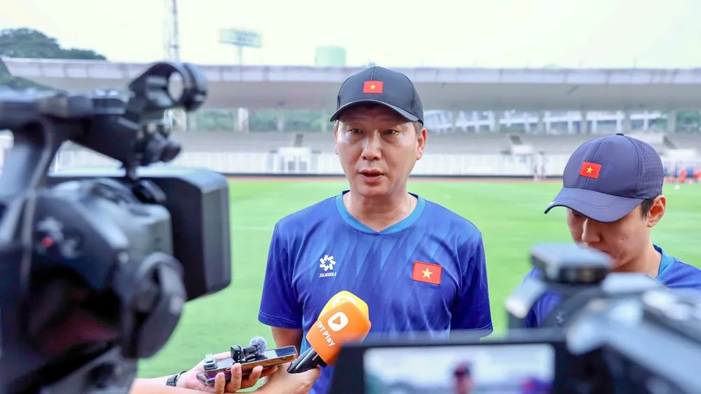 Nhiệm vụ nằng nệ của HLV Kim Sang-sik. Ảnh VFF