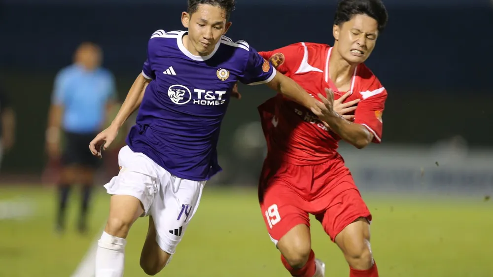 Hai Long (trái) nỗ lực cùng đồng đội tìm đường đi lên cho Hà Nội FC. Ảnh VPF