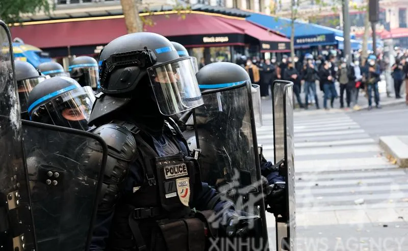 Cảnh sát được triển khai trên đường phố Paris. Ảnh THX