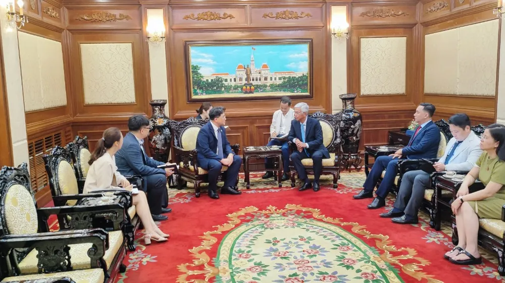 Phó Chủ tịch UBND TPHCM Võ Văn Hoan tiếp ông Kim Myung Kyoo, Phó Tỉnh trưởng tỉnh Chungcheongbuk, Hàn Quốc