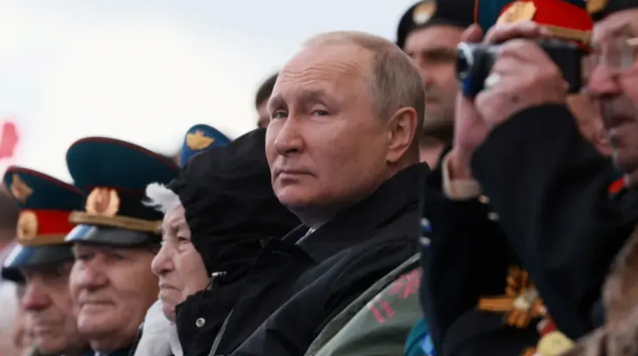 Tổng thống Nga Vladimir Putin cùng các cựu binh tham dự lễ duyệt binh. Ảnh: SPUTNIK