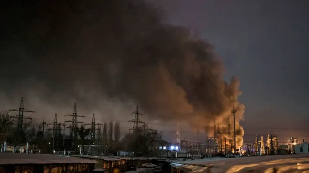 Khói bốc lên từ cơ sở hạ tầng điện sau cuộc tấn công của Nga tại Kiev, Ukraine. Ảnh: NBC 
