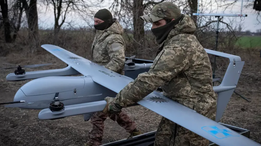 Binh sĩ Ukraine đang chuẩn bị phóng UAV. Ảnh: Euronews