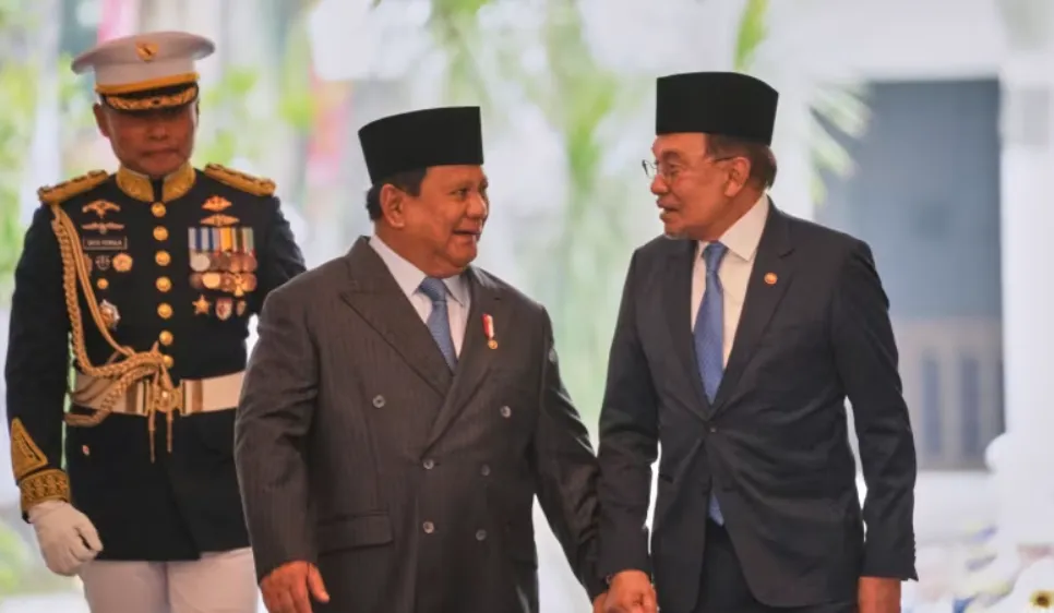 Tổng thống Indonesia Prabowo Subianto (trái) với Thủ tướng Malaysia Anwar Ibrahim (phải) trong cuộc gặp tại Cung điện Merdeka của Jakarta. Ảnh: CNA