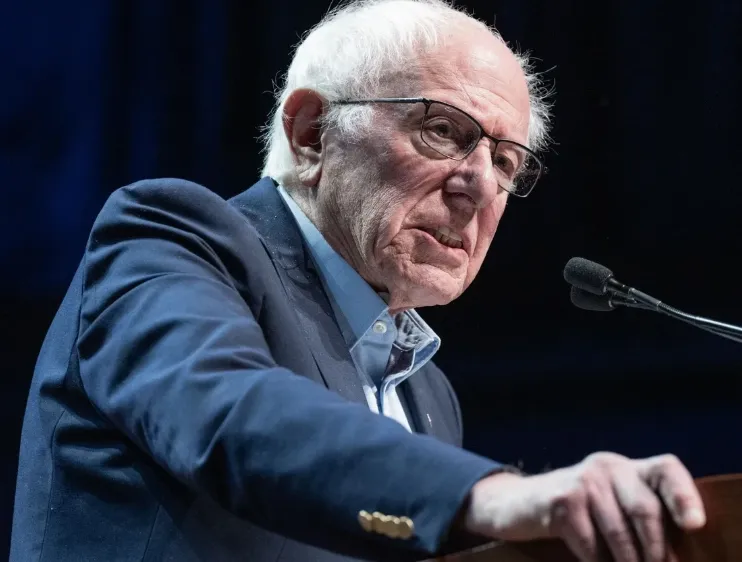 Thượng nghị sĩ Bernie Sanders phát biểu trong một cuộc mít tinh tại New York. Ảnh: The Guardian
