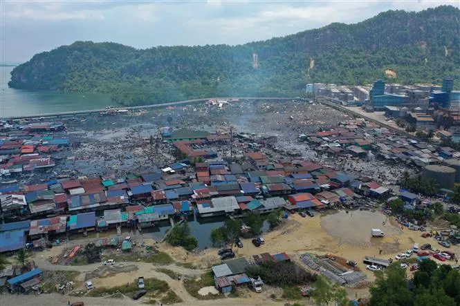 Hiện trường vụ hỏa hoạn tại làng chài ven biển ở bang Sabah, trên đảo Borneo, Malaysia. Ảnh: THX