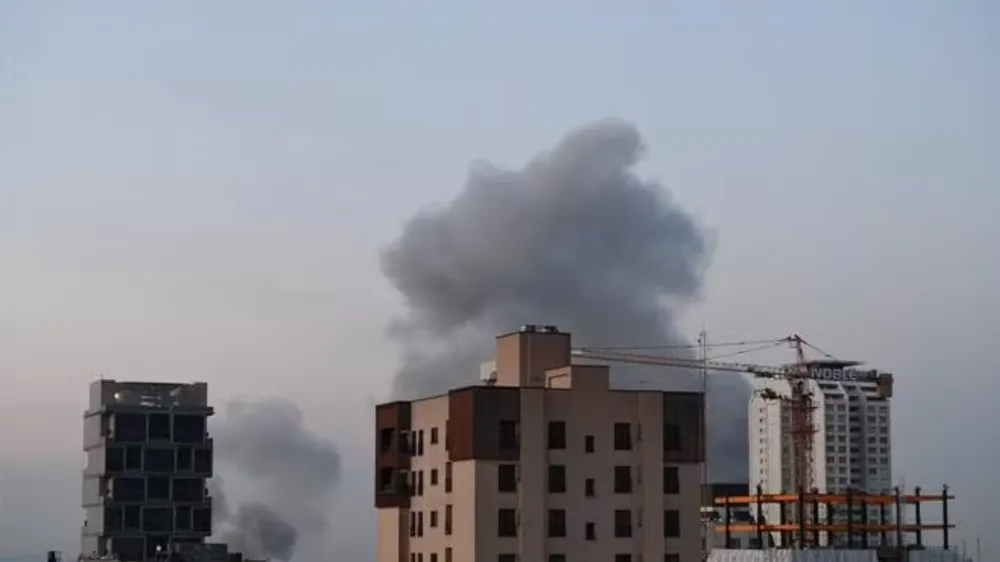 Khói bốc lên sau cuộc không kích do Mỹ tiến hành nhằm vào thủ đô Tehran, Iran. Ảnh THX