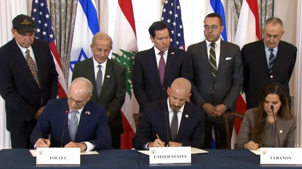 Israel và Lebanon ký thỏa thuận khung về việc rút một phần quân đội Israel khỏi miền Nam Lebanon tại Rome, hôm 26-6. Ảnh: Times of Israel