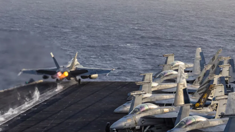 Máy bay chiến đấu cất cánh từ tàu sân bay lớp Nimitz USS Abraham Lincoln ngày 10-6. Ảnh: CENTCOM