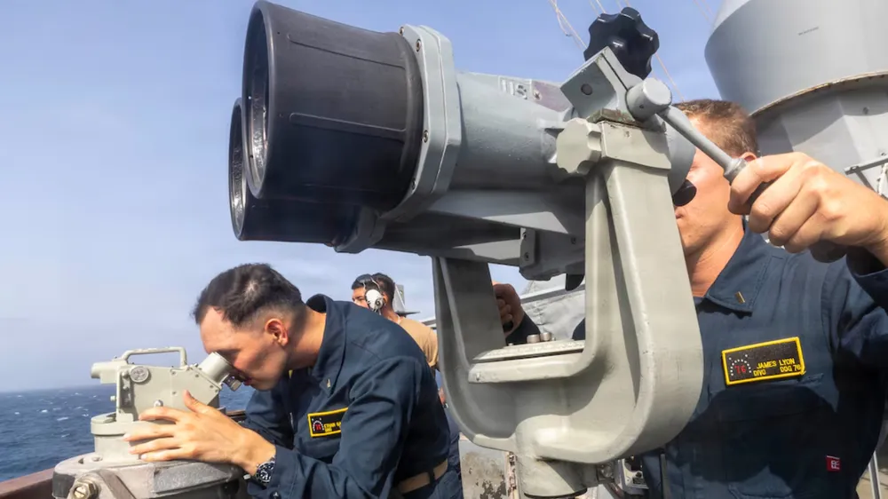 Hải quân Mỹ giám sát tàu thuyền khu vực Eo biển Hormuz. ẢNH: USNAVY