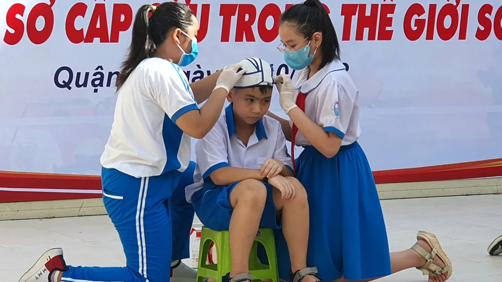 Hàng trăm học sinh quận 3 diễn tập sơ cấp cứu