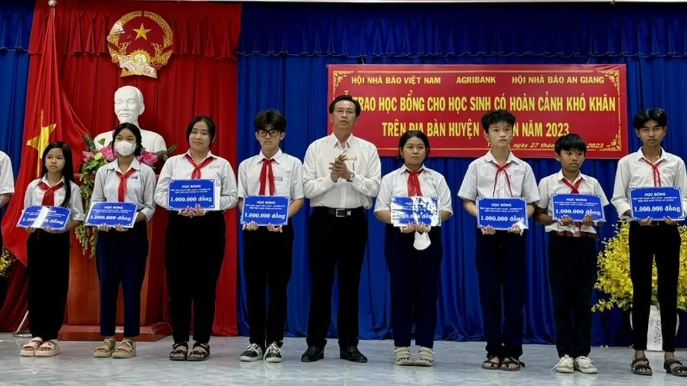 Ông Bùi Đỗ Trọng, Giám đốc Agribank chi nhánh huyện Tri Tôn trao học bổng cho học sinh 