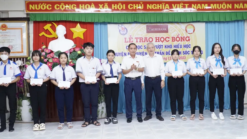 Lãnh đạo Hội Khuyến học tỉnh Sóc Trăng và đại diện Agribank trao học bổng khuyến học cho học sinh khó khăn