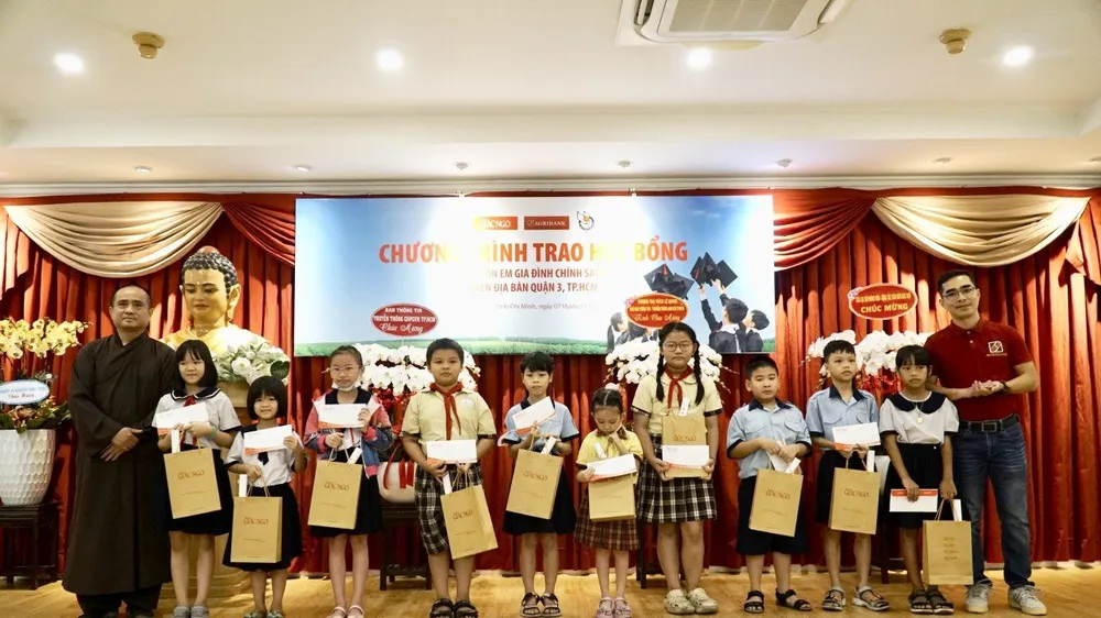 Đại diện Agribank và báo Giác Ngộ trao học bổng cho học sinh quận 3. Ảnh : CTV