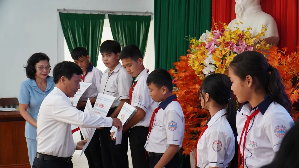 Ông Ngô Tấn Phúc, Phó Giám đốc Agribank Bình Thuận đại diện nhà tài trợ trao học bổng. Ảnh: CTV