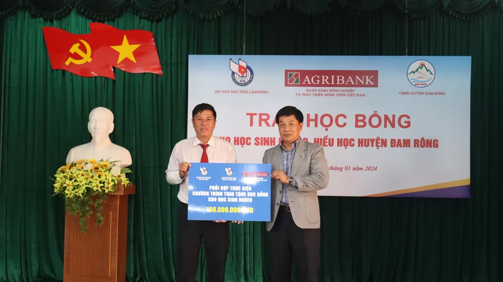 Agribank đồng hành Hội Nhà báo tỉnh Lâm Đồng trao học bổng cho học sinh tại huyện Đam Rông. Ảnh: CTV