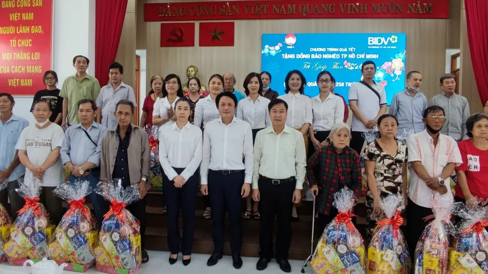 Trao quà tết cho gia đình khó khăn tại địa phương. Ảnh: VIỆT NGA