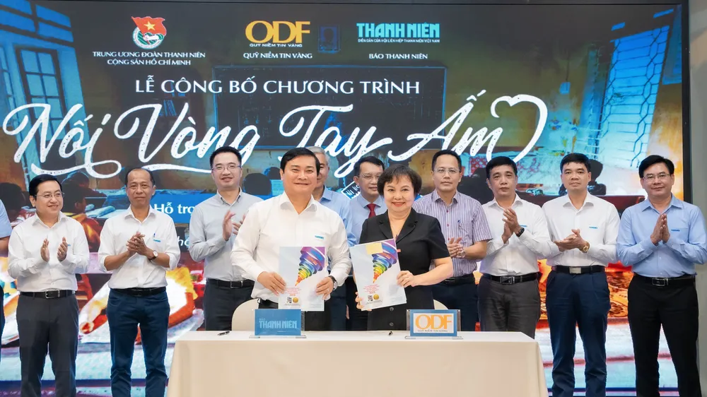 Thực hiện ký kết giữa Quỹ Niềm tin vàng và Báo Thanh Niên. Ảnh: HỒNG HẢI