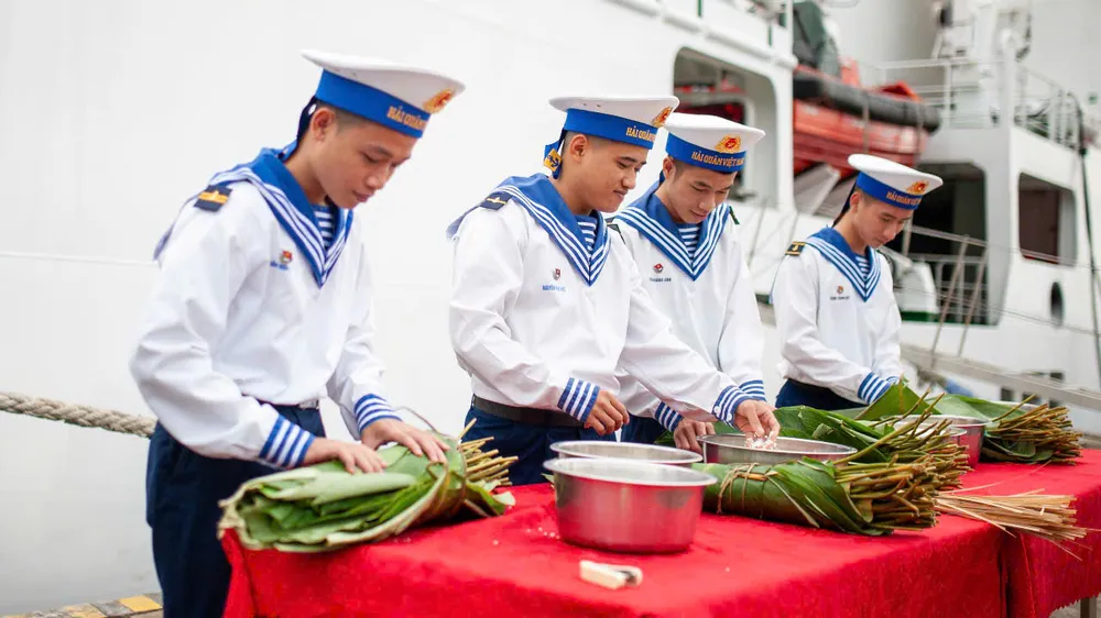 Bộ Tư lệnh Vùng 3 Hải quân thăm, chúc Tết cán bộ, chiến sĩ và quân, dân huyện đảo Cồn Cỏ và Lý Sơn