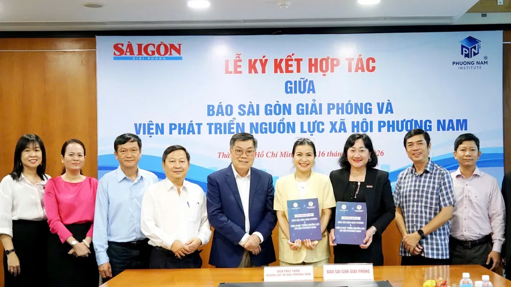Đại diện Báo Sài Gòn Giải Phóng và Viện Phát triển nguồn lực xã hội Phương Nam trao Bản ghi nhớ hợp tác tại lễ ký kết sáng 16-7. Ảnh: VIỆT NGA