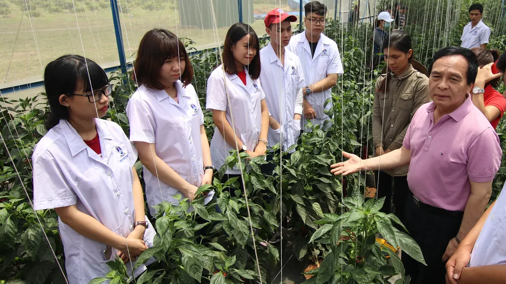 PGS-TS Nguyễn Mạnh Hùng, Hiệu trưởng Trường ĐH Nguyễn Tất Thành thăm sinh viên đang thực hành tại Trung tâm Nông nghiệp công nghệ cao tỉnh Đak Nông