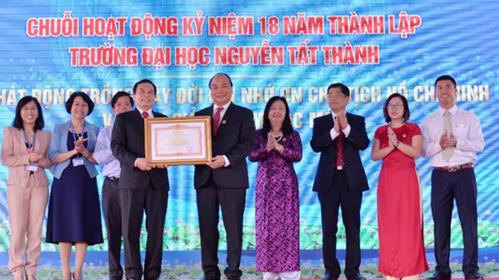 Thủ tướng Nguyễn Xuân Phúc vui mừng vì sự phát triển của Trường ĐH Nguyễn Tất Thành ​
