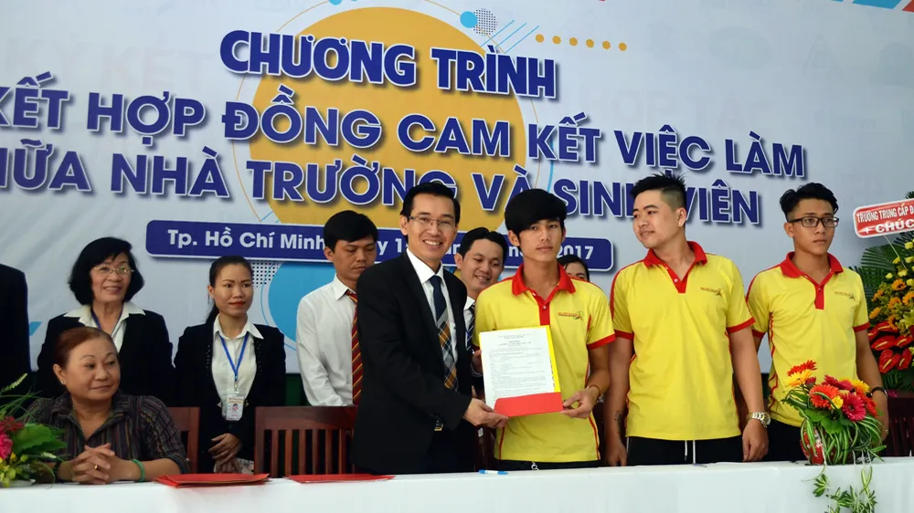 Nhà trường và gần 500 sinh viên cùng ký hợp đồng cam kết lo việc làm cho sinh viên