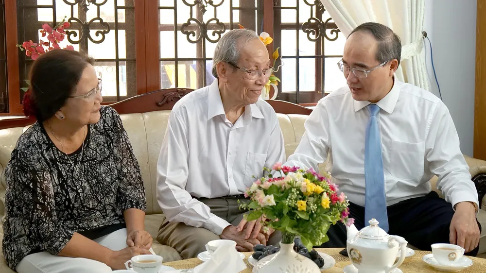 Bí thư Thành ủy TPHCM Nguyễn Thiện Nhân thăm và chúc mừng các nhà giáo tiêu biểu