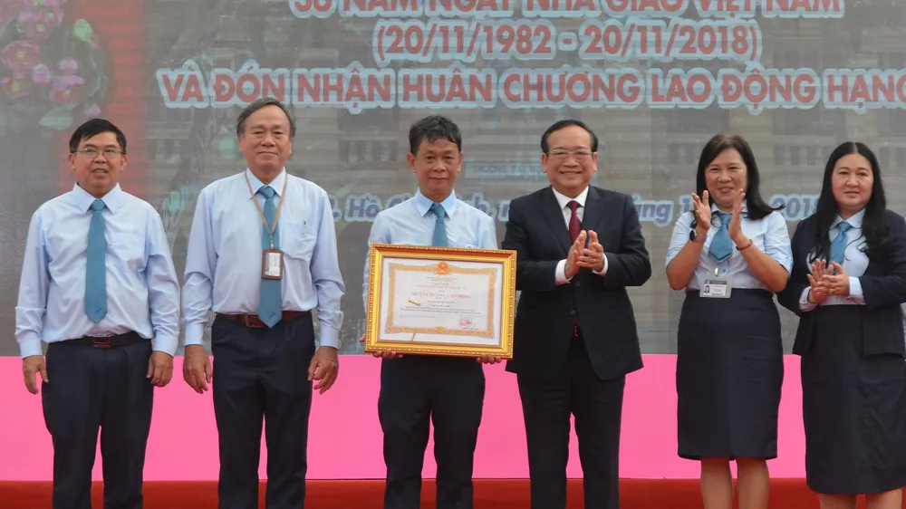 Trường ĐH Sài Gòn nhận Huân chương Lao động Hạng Ba